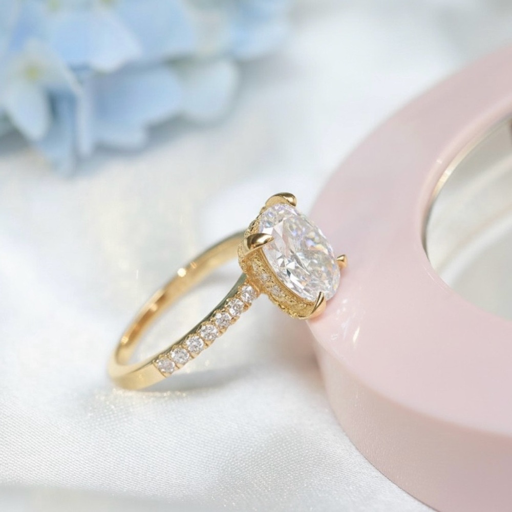 Luxury Oval Engagement Ring – 3CT Cubic Zirconia in Sterling Silver .925 - Picture 3 of 5